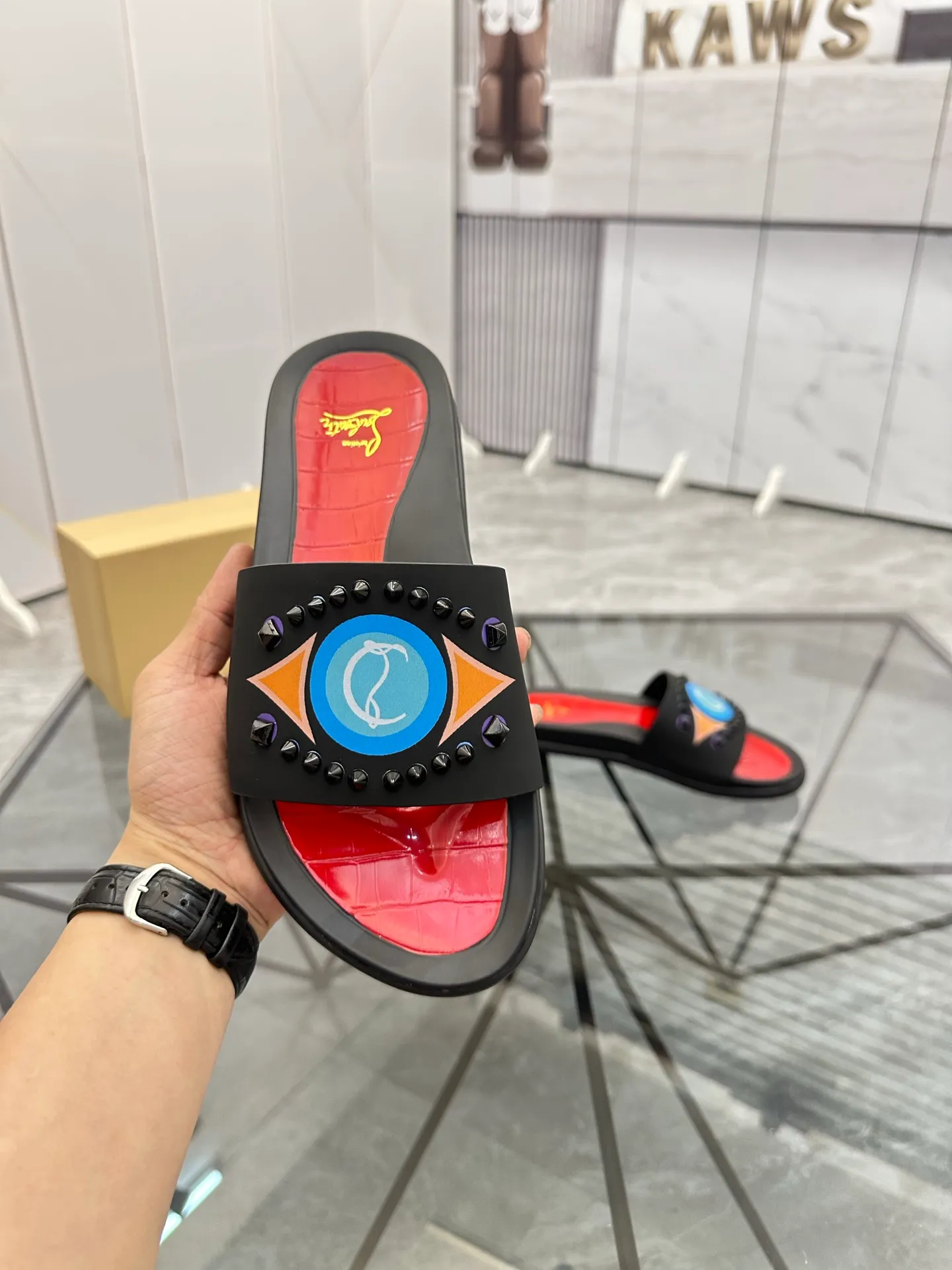 Men's shoes: 💰P340¥ Product trademark: CL red-soled shoes* "CL*" slippers Regular size: 38-44 (men's 45.46 can be customized) Product materials: imported cowhide upper, professional 5D craftsmanship, high-end rivets, sheepskin lining, original outsole. Number: 789